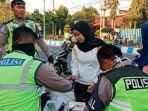 anggota-satlantas-polres-sumenep-saat-tilangpelanggar-lalu-lintas.jpg