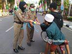 anggota-satpol-pp-membagikan-masker-persiapan-menuju-new-normal.jpg