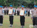 anggota-unit-propam-polres-bangkalan-memegang-foto-brigadir-supriyanto-dan-brigadir-fery-setyawan.jpg