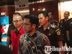 antonius-aris-saputra-digelandang-petugas-kejati-jatim-menuju-ruang-tahanan.jpg
