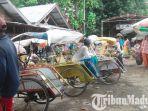 antrian-tukang-becak-di-depan-pasar-kolpajung.jpg