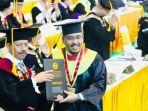 anwar-sadad-menjadi-salah-satu-wisudawan-s3.jpg
