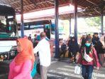 area-kedatangan-penumpang-di-terminal-purabaya.jpg