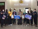 atlet-pencak-silat-pamekasan-saat-disambut-yang-mewakili-kapolres-pamekasan.jpg