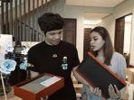 atta-halilintar-dan-aurel-hermansyah-saat-membuka-kado-dari-presiden-jokowi-dan-ibu-negara-iriana.jpg