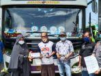 babhinkamtibmas-polsek-socah-bripka-khoirul-anam-bersama-manajemen-po-hariyanto.jpg