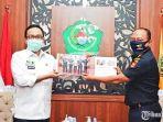 baddrut-tamam-dan-kepala-seksi-kepatuhan-internal-dan-penyuluhan-bea-cukai-madura.jpg