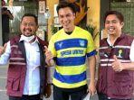 baim-wong-menggunakan-jersey-gresik-united-diapit-presiden-klub-gresik-united-gus-yani.jpg