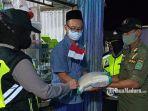 bantuan-beras-ke-pkl-saat-melakukan-patroli-skala-besar-rabu-1182021-malam.jpg