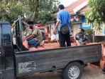 bantuan-ratusan-keping-genteng-dan-asbes-untuk-puluhan-rumah-bangkalan.jpg