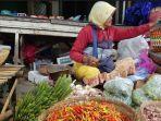 banyak-pembeli-dan-pedagang-yang-tidak-menggunakan-masker-di-pasar-anom-baru-sumenep.jpg