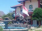 bendera-merah-putih-setengah-tiang-di-kantor-dprd-sumenep.jpg