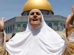 berdoa-di-dekat-kubah-batu-kawasan-masjidil-aqsa-saat-hari-jumat-di-tengah-ramadhan.jpg