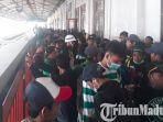 bonek-mulai-padati-stasiun-gubeng-jelang-laga-persib-bandung-vs-persebaya-surabaya.jpg
