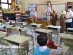 bupati-bangkalan-r-abdul-latif-amin-imron-menyapa-siswa-kelas-2-a-sd-negeri-1-kemayoran.jpg