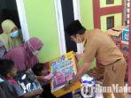 bupati-bangkalan-rk-abdul-latif-amin-imron-memberikan-bingkisan-kepada-lani-dan-latif.jpg