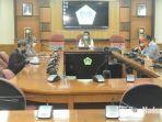 bupati-gresik-sambari-halim-radianto-saat-memimpin-rapat-di-kantor-bupati-gresik.jpg