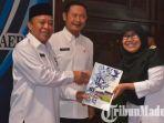bupati-lamongan-fadeli-dan-kepala-bpkad-sulastri-saat-penyerahan-dpa-apbd-2019.jpg