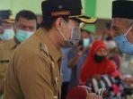 bupati-nganjuk-novi-rahman-hidhayat-menyerahkan-bantuan-sembako.jpg