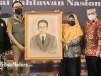 bupati-pamekasan-baddrut-tamam-bersama-tim-balai-bahasa-jawa-timur-dan-foto-m-tabrani.jpg