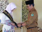 bupati-pamekasan-baddrut-tamam-dan-bunda-paud-pamekasan-ke-nayla-hasanah.jpg