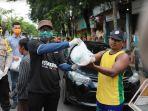 bupati-pamekasan-baddrut-tamam-menyerahkan-paket-sembako-ke-tukang-becak.jpg