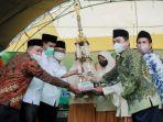bupati-pamekasan-baddrut-tamam-saat-menyerahkan-piala-di-man-1-pamekasan.jpg