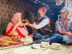 bupati-pamekasan-baddrut-tamam-saat-menyuapi-lansia-yang-dapat-bantuan-makan.jpg