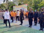 bupati-sumenep-achmad-fauzi-saat-menggelar-apel-pasukan-operasi-ketupat-semeru-2021.jpg