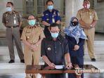 bupati-tuban-fathul-huda-didampingi-pejabat-memberikan-keterangan-terkait-penyebaran-covid-19.jpg