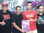 ceo-persik-abdul-hakim-bafagih-dan-pemain-asing-ante-bakmaz.jpg