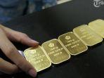 customer-service-bank-bni-syariah-menunjukkan-logam-mulia-emas-ukuran-100-gram.jpg