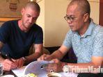 dane-dan-manager-madura-united-haruna-soemitro-teken-kontrak.jpg