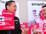 dedi-irawan-dan-rony-putu-wiajay-saat-memamerkan-produk-smartfren.jpg