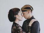 dengan-gunakan-pakaian-adat-jawa-nella-kharisma-dan-dory-harsa-terlihat-sangat-mesra.jpg