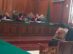 dimas-kanjeng-taat-pribadi-saat-jalani-sidang-putusan-di-pengadilan-negeri-surabaya.jpg