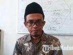divisi-data-dan-informasi-kpu-sampang-addy-imansyah-saa-di-temui-ke-ruangannya.jpg