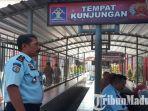 djamaluddin-kepala-seksi-pelayanan-tahanan-pantau-pengunjung-tahanan-rutan-kelas-ii-b-sampang.jpg