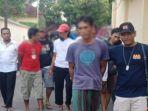 dua-pelaku-curwan-saat-dikeler-polisi-ke-mapolres-situbondo.jpg
