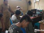 empat-pengamen-yang-berhasil-diamankan-satpol-pp-pamekasan-saat-didata.jpg