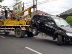 Hindari Mobil yang Sedang Lawan Arah, Mobil Mitsubishi Pajero Malah Terperosok dan Sebabkan Macet
