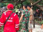 evakuasi-pohon-yang-roboh-di-tengah-jalan.jpg