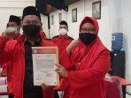 fandi-akhmad-yani-kiri-dan-aminatun-habibah-kanan-memegang-surat-rekomendasi-dpp-pdip.jpg