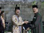 fattah-jasin-kanan-saat-meresmikan-surat-keputusan-kepengurusan-baznas.jpg