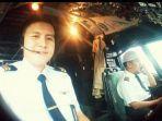flight-officer-diego-mamahit-kiri-bersama-captain-afwan-kanan.jpg