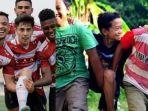 foto-pemain-madura-united-melakukan-ngerrab-sapeh.jpg