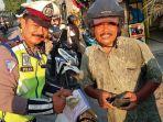 foto-viral-seorang-anggota-polisi-yang-tengah-mengecek-kelengkapan-surat-mertuanya.jpg