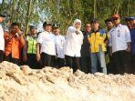 gubernur-jatim-khofifah-indar-parawansa-saat-mengecek-tanggul-bengawan-solo-di-tuban-yang-amblas.jpg