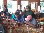 hj-yuni-dan-lara-silvy-saat-makan-bersama-anak-anak-yatim.jpg