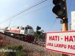 ilustrasi-perlintasan-kereta-api-kereta-api.jpg